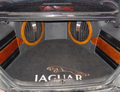 Изготовление и установка декоративных решоток динамиков сабвуферов Кошачий глаз в багажник Jaguar